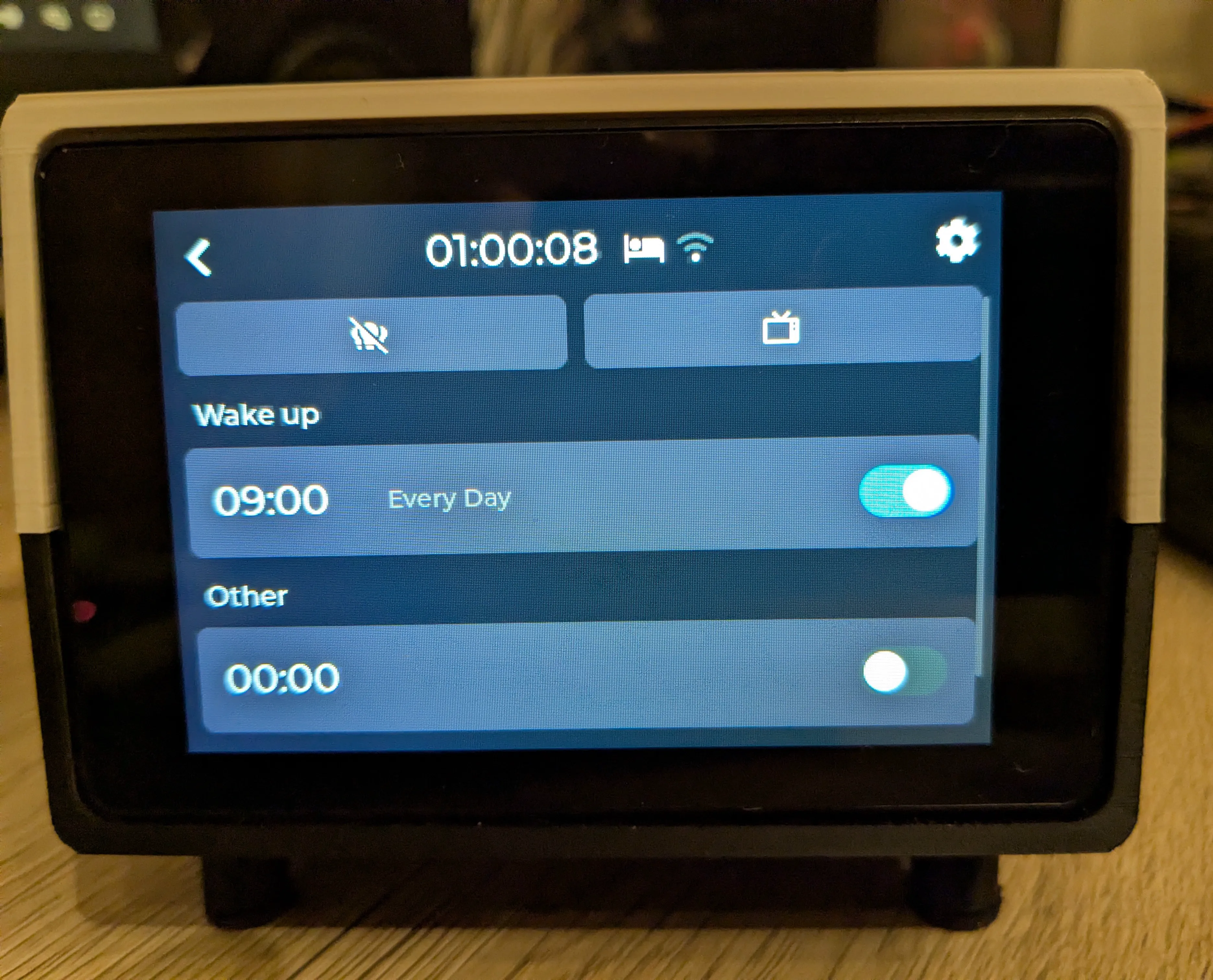 Home-Screen des Weckers: Zwei Tabs oben, darunter zwei Alarme – „Wake up" um 09:00 Uhr täglich (aktiviert) und „Other" um 00:00 Uhr (deaktiviert).